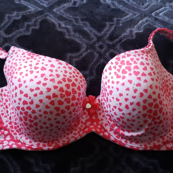 Victoria's Secret Valentine's Day Bra - Picture 2 of 9